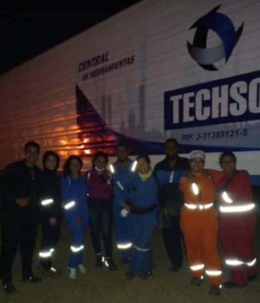Equipo TECHSO en uniforme de seguridad frente a unidad móvil