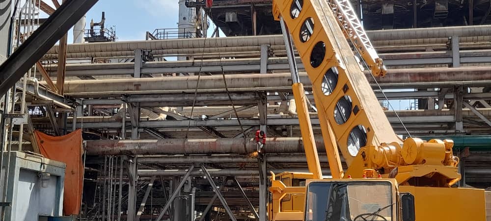 Montaje electromecánico con grúa