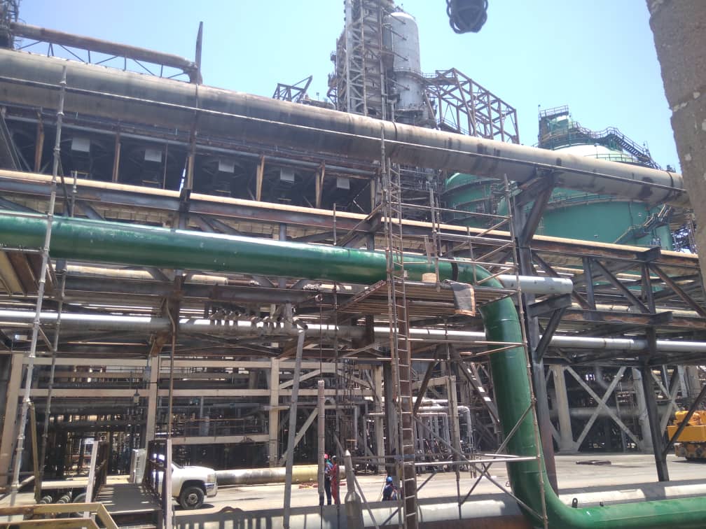 Infraestructura de refinería con tuberías