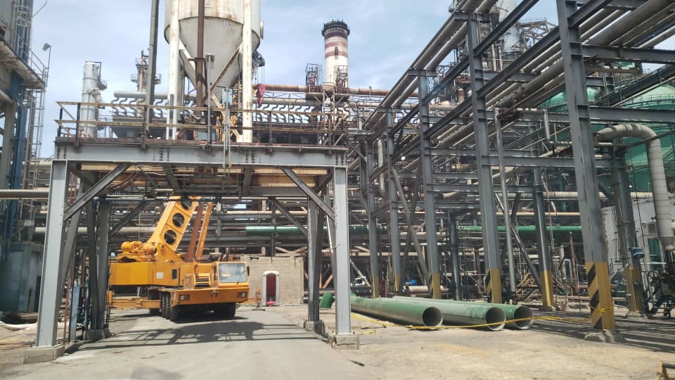 Operaciones TECHSO en refinería con grúa