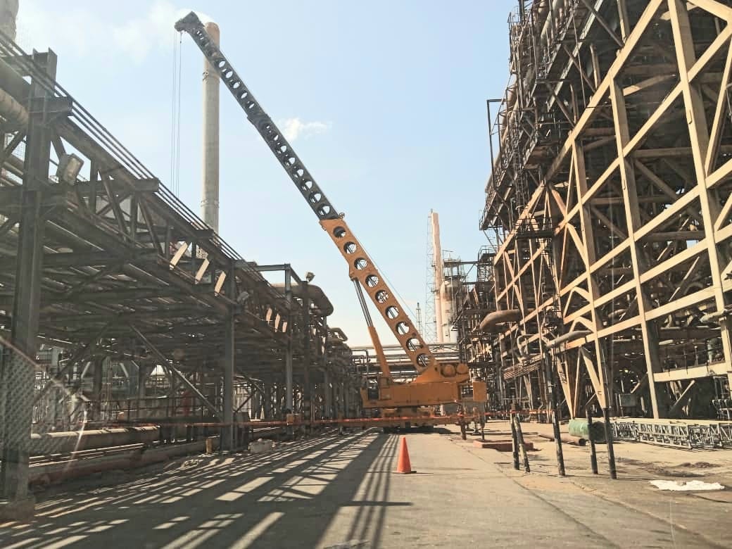 Trabajo con grúa en refinería