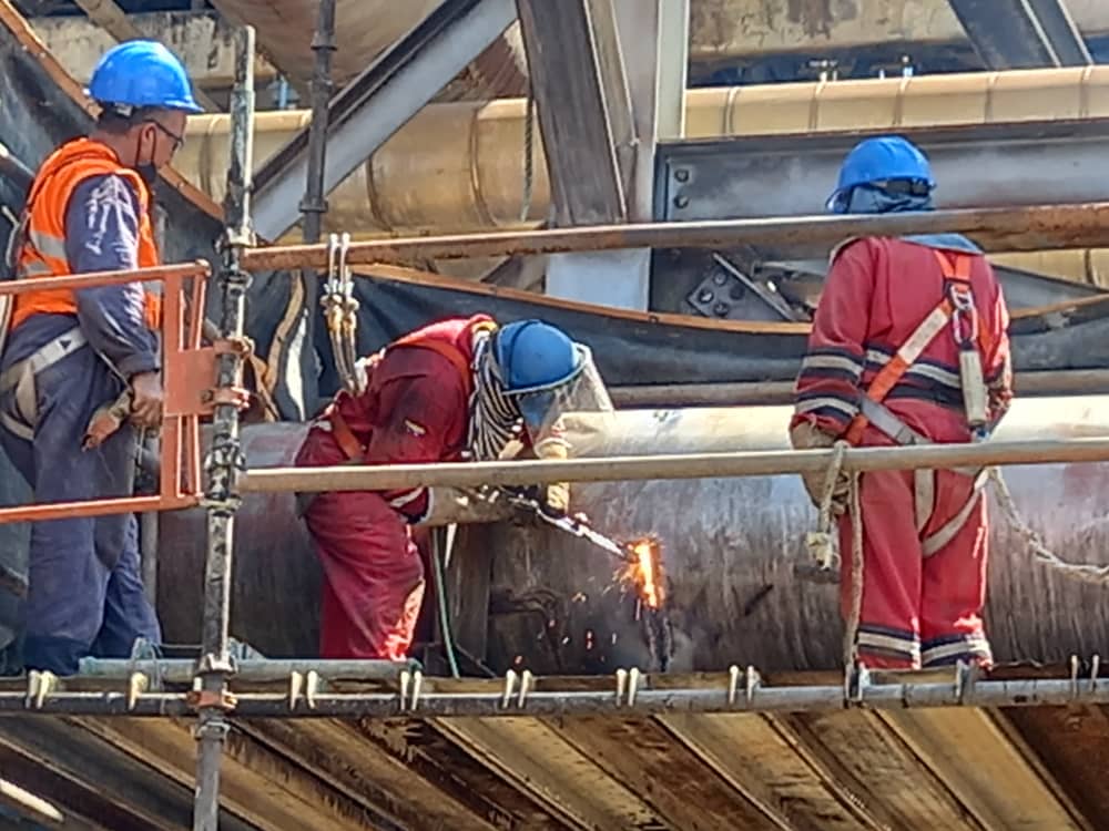 Soldadores de TECHSO trabajando en andamio