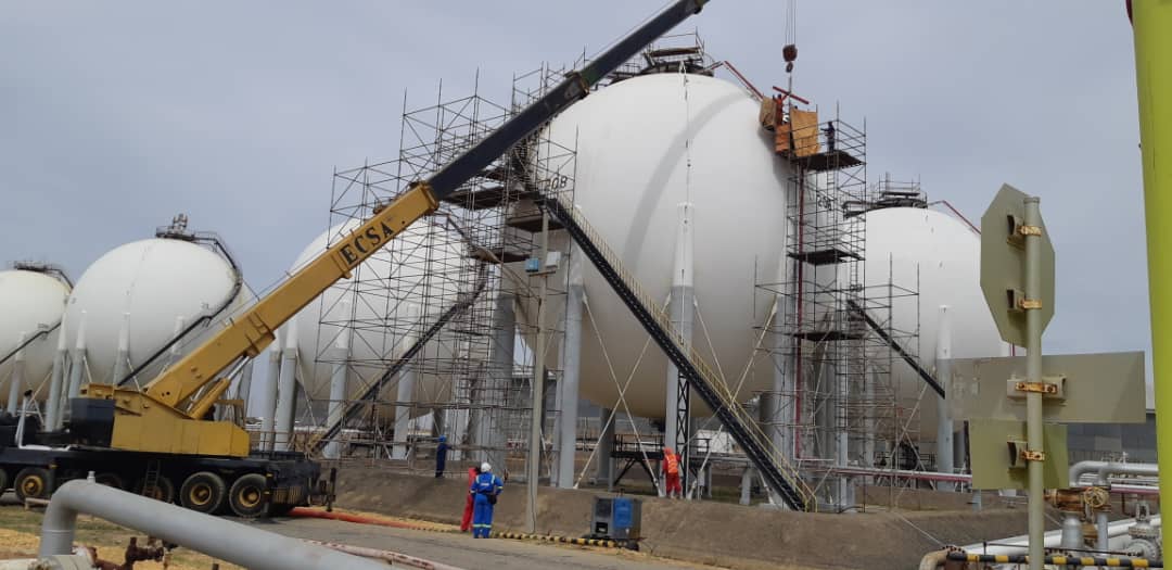 Tanques esféricos de refinería con andamio