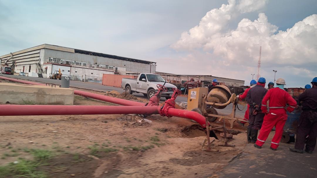 Línea de tubería roja en refinería