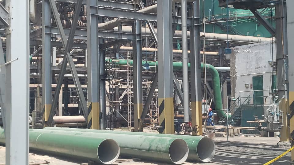 Tubería verde instalada en refinería